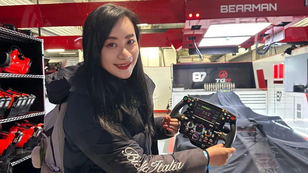 FB体育登录入口-记者亲历上赛场夜游：手握赛车方向盘，站上F1领奖台